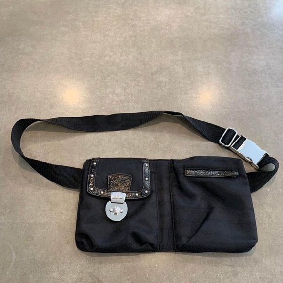 𝅺WOMAN’S black Fanny pack. 3 compartments. Metal buckle. Sleek design. - Picture 1 of 9